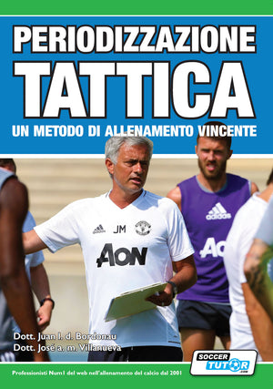 A football coach in a white JM shirt holds papers and discusses tactical periodization with players outdoors; the Italian cover of SoccerTutor’s “LA PERIODIZZAZIONE TATTICA - un metodo di allenamento vincente” focuses on soccer strategy and coaching methods.